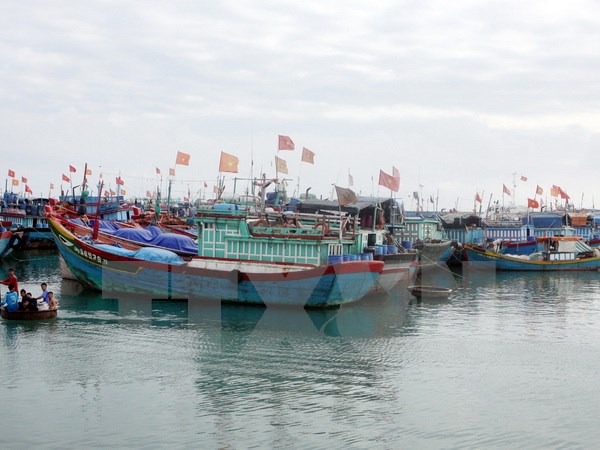 Tổng Liên đoàn Lao động Việt Nam tặng thiết bị trạm bờ cho ngư dân Quảng Nam